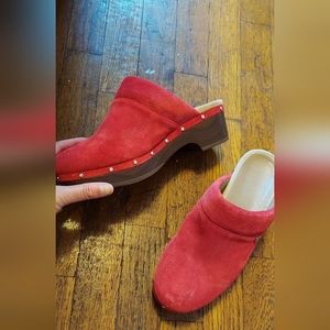 Vionic red clogs